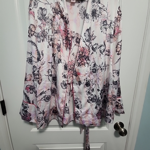 Victoria's Secret Other - Victoria's Secret pink floral Kimono top.sz L. Belted.